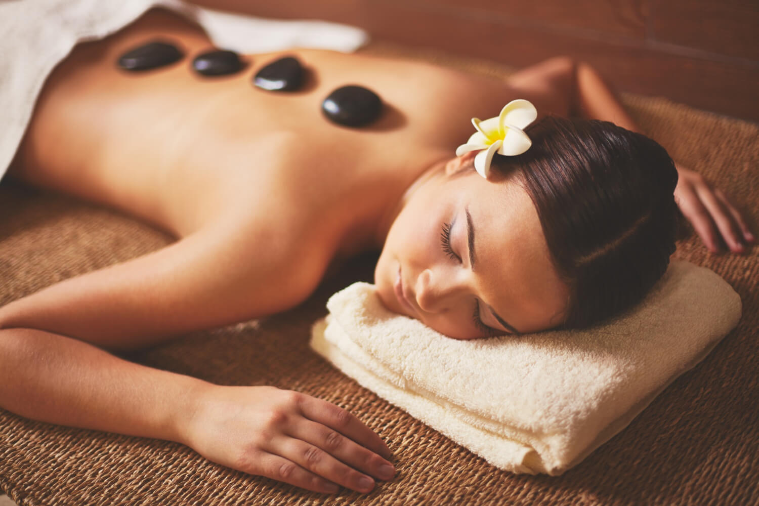 Massagem com pedras quentes